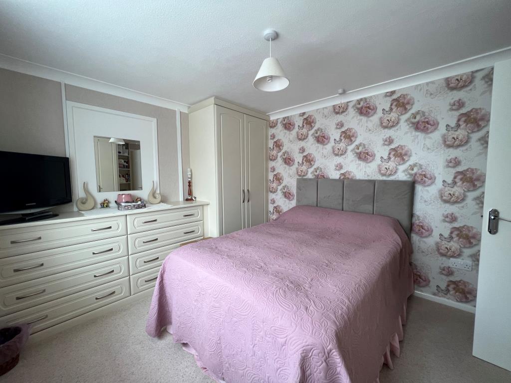 Lot: 150 - DETACHED BUNGALOW REQUIRING REPAIR AND IMPROVEMENT WORKS IN SOUGHT AFTER LOCATION - Bedroom